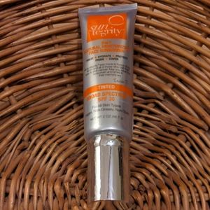 Suntegrity face sunscreen SPF 30 tinted light